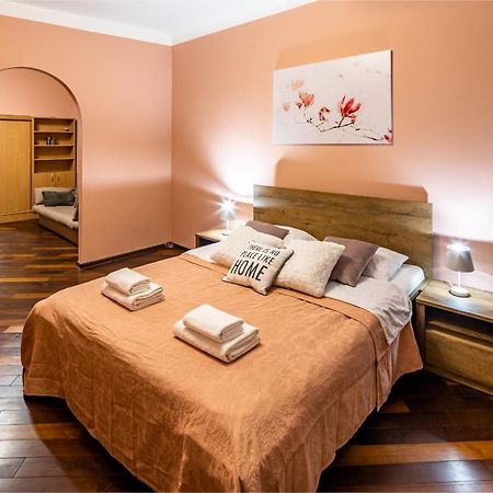 The Main Square! 2 Separated Bedrooms, Balcony Lviv Bagian luar foto