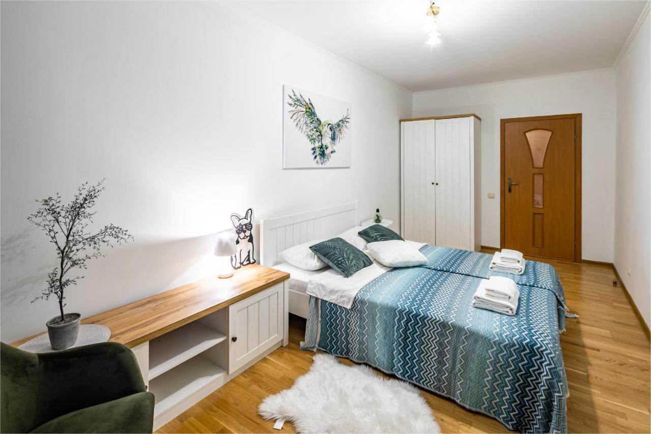 The Main Square! 2 Separated Bedrooms, Balcony Lviv Bagian luar foto