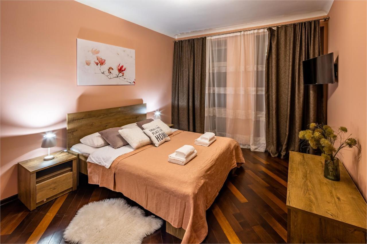 The Main Square! 2 Separated Bedrooms, Balcony Lviv Bagian luar foto