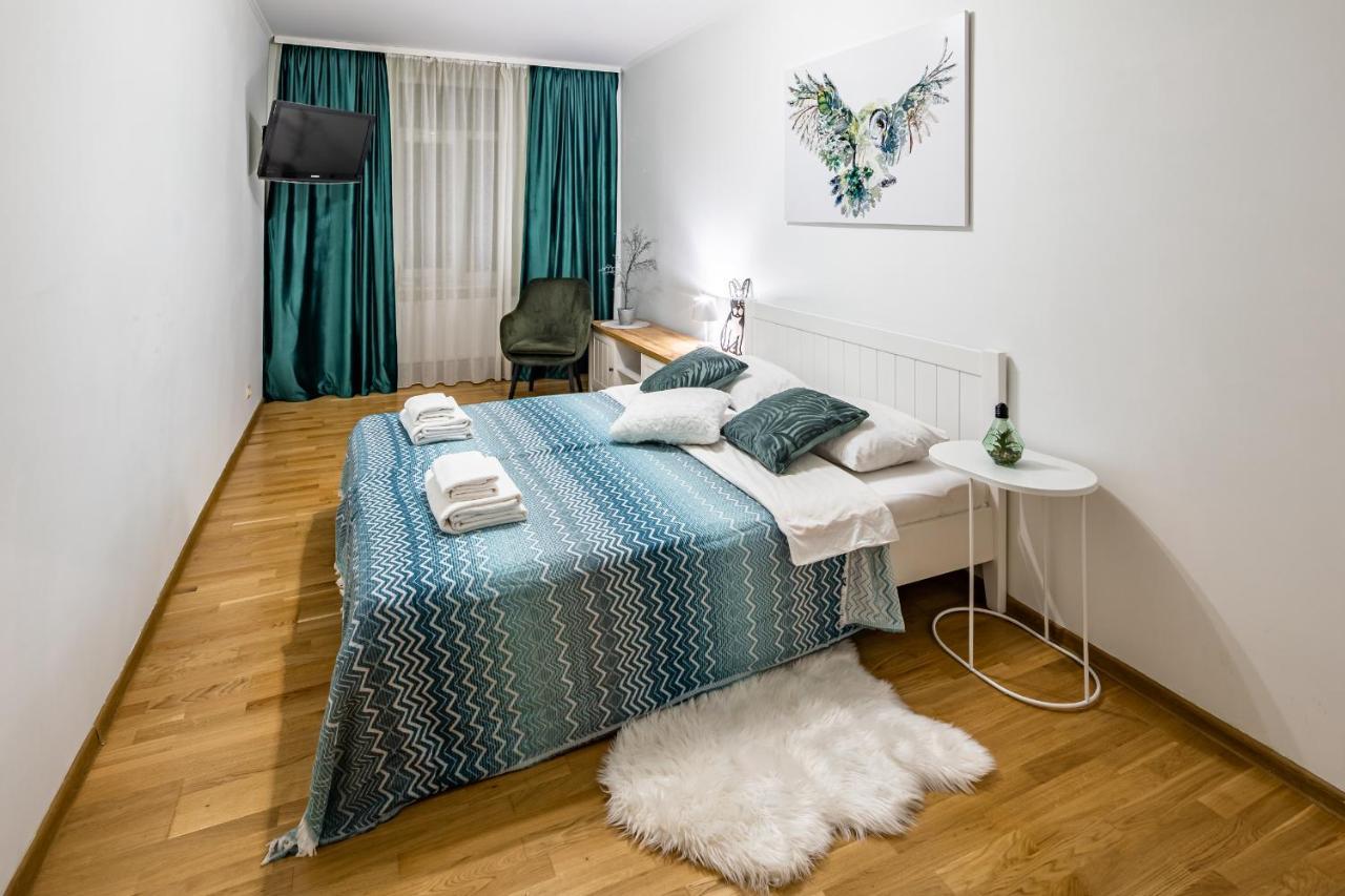 The Main Square! 2 Separated Bedrooms, Balcony Lviv Bagian luar foto