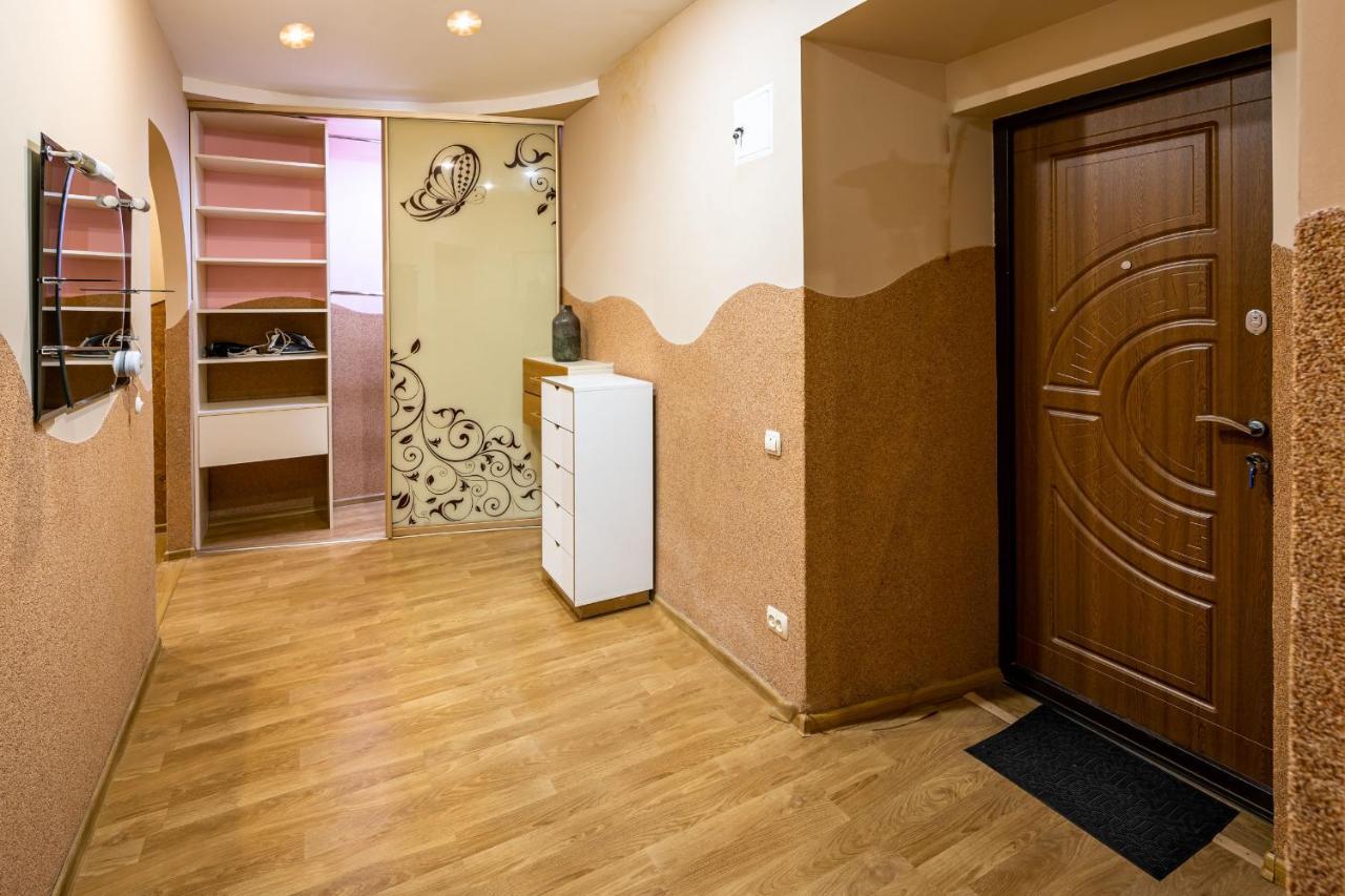 The Main Square! 2 Separated Bedrooms, Balcony Lviv Bagian luar foto