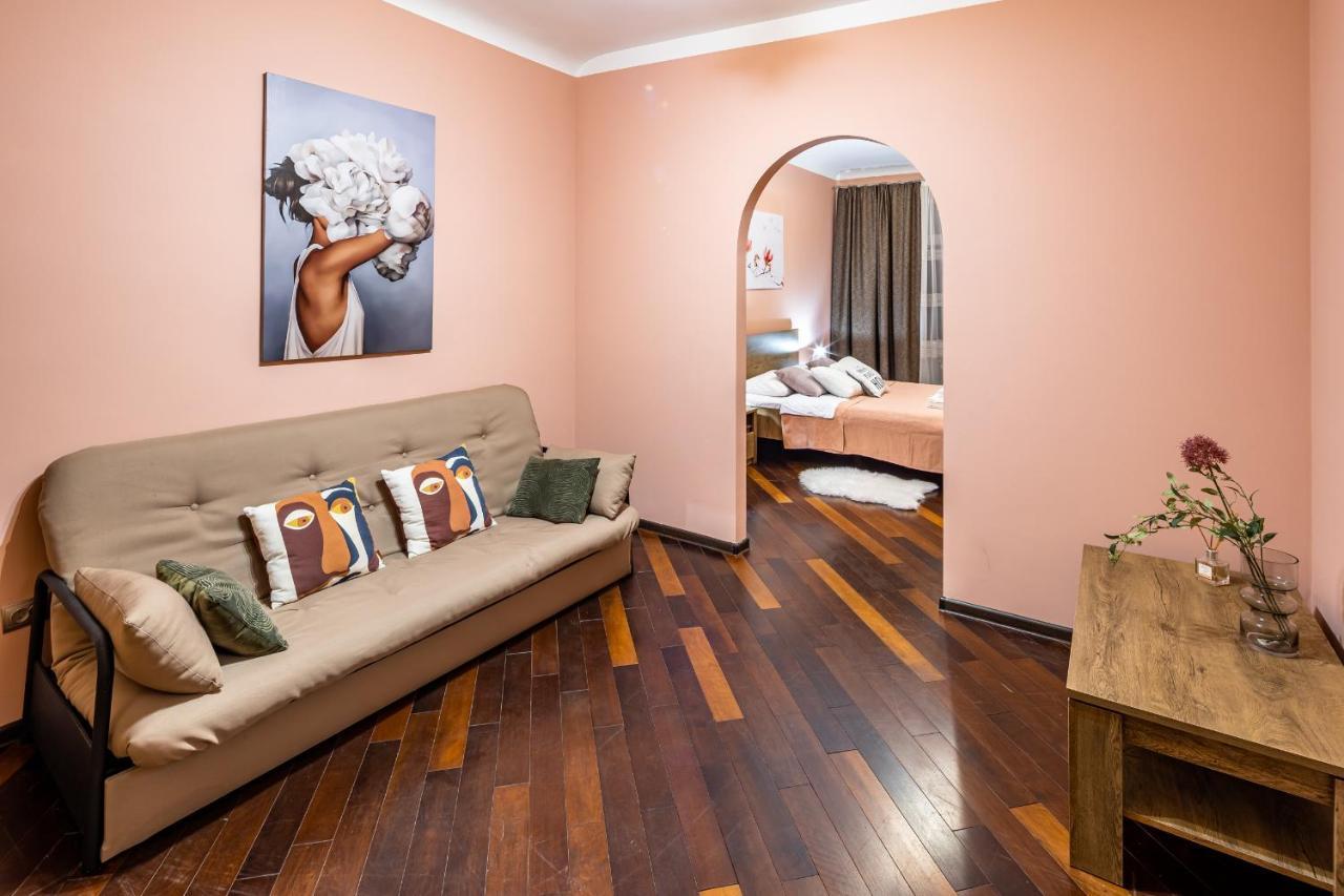 The Main Square! 2 Separated Bedrooms, Balcony Lviv Bagian luar foto