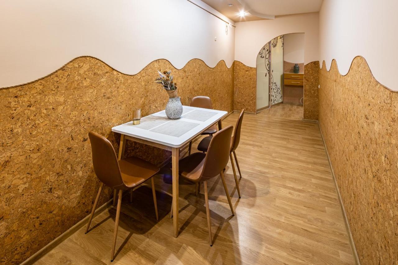The Main Square! 2 Separated Bedrooms, Balcony Lviv Bagian luar foto