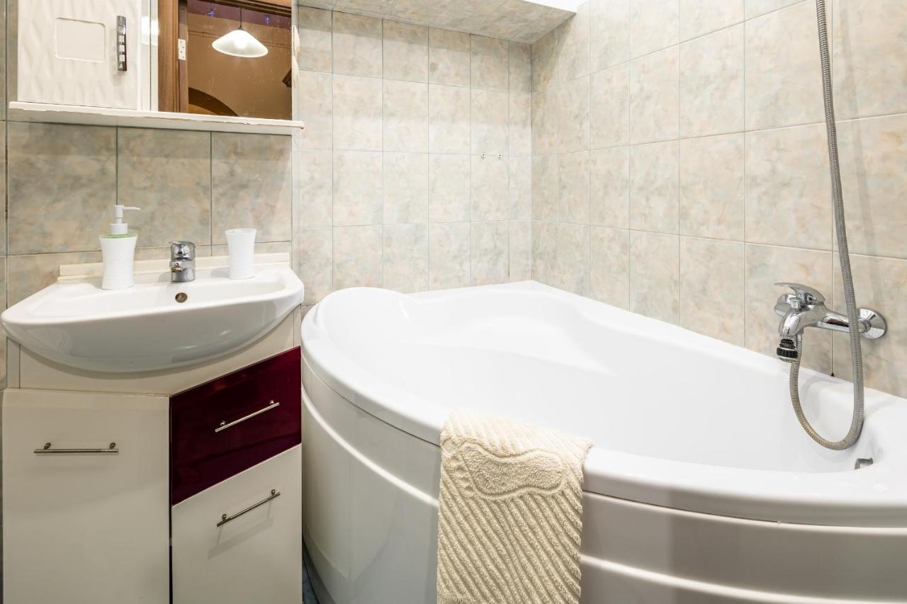 The Main Square! 2 Separated Bedrooms, Balcony Lviv Bagian luar foto