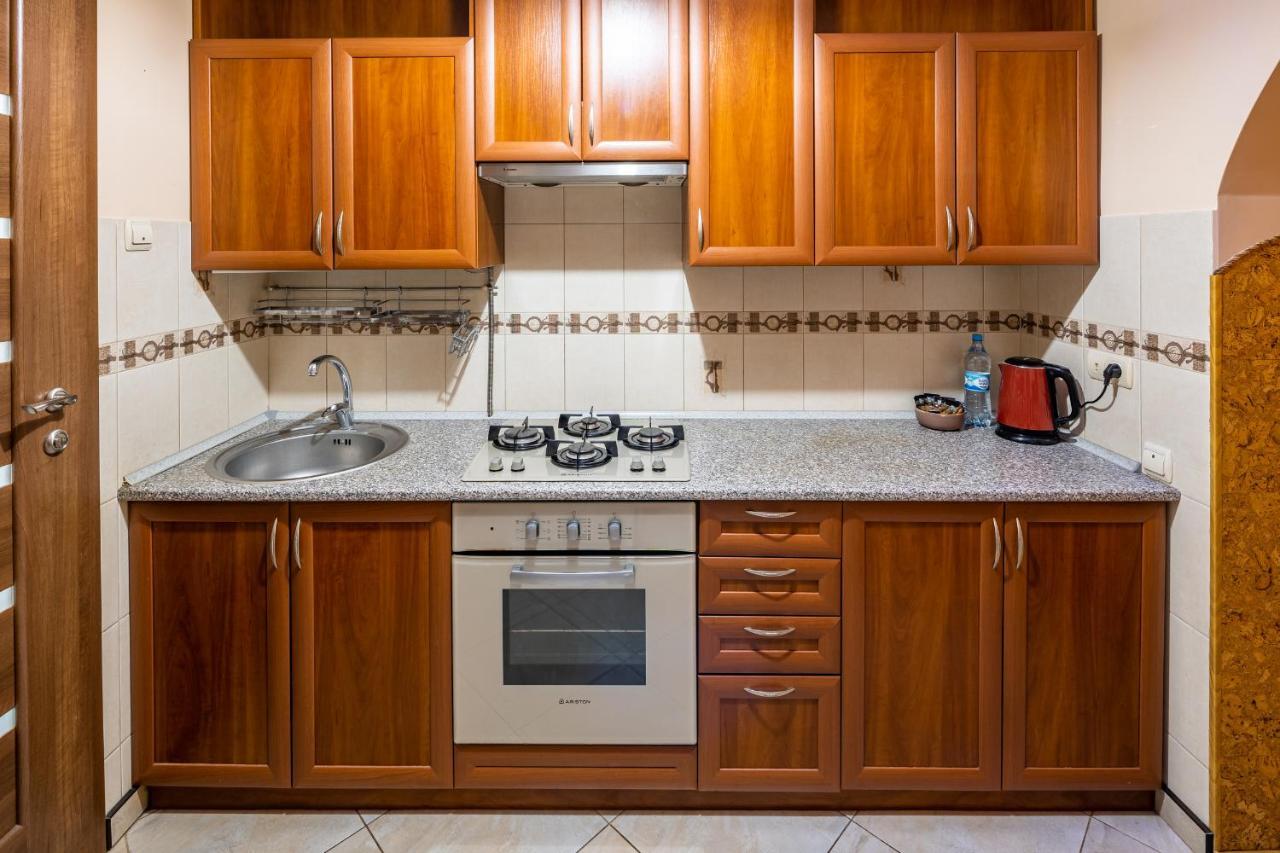 The Main Square! 2 Separated Bedrooms, Balcony Lviv Bagian luar foto